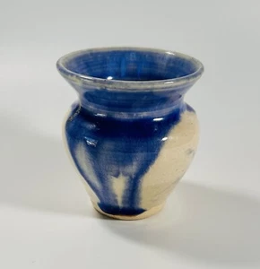 VINTAGE fatto a mano mini vaso ceramica bigiotteria arte popolare blu e crema 3" - Foto 1 di 4