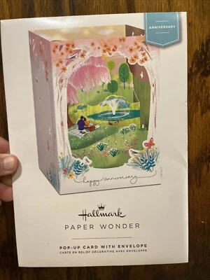 Tarjeta emergente de papel Hallmark con sobre aniversario Foto 1 de 2