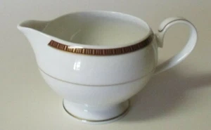 Mikasa English Brocade Creamer Pitcher L3450 New Unused - Foto 1 di 5