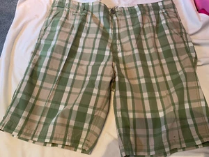 Pantalones cortos American Classics Russell Simmons 42 verdes a cuadros algodón frente plano - Imagen 1 de 4