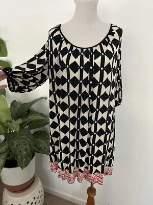 Vestido grande Studio M estampado geométrico bronceado negro borde rojo Foto 1 de 4