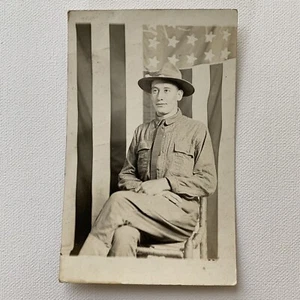 Antigua postal fotográfica real RPPC guapo soldado americano bandera anterior a la Primera Guerra Mundial - Imagen 1 de 4