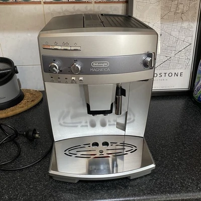 DeLonghi Magnifica ESAM03110S Automatic Espresso Machine - Clean - Tested Works - image 1 of 4