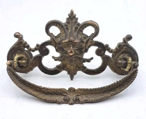 Antigua manija de gabinete de cajón de tiro de fianza con cara de león ornamentada herrajes de latón antiguo - Imagen 1 de 8