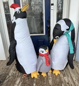 4,5 piedi di altezza x 5 piedi di larghezza ~ TEMPO DI VACANZA ~ FAMIGLIA PINGUINI ~ GONFIABILE SOFFIATO AD ARIA - Foto 1 di 11