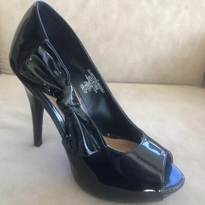 Xhilaration Größe 8 schwarz Lack 5” Absätze offene Zehenpartie seitliche Schleife versteckt 1” Plateau gebraucht, in einwandfreiem Zustand - Bild 1 von 9