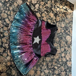 Build A Bear kleines schwarzes Rockstar Kleid mit rosa und türkisen Pailletten - Bild 1 von 3