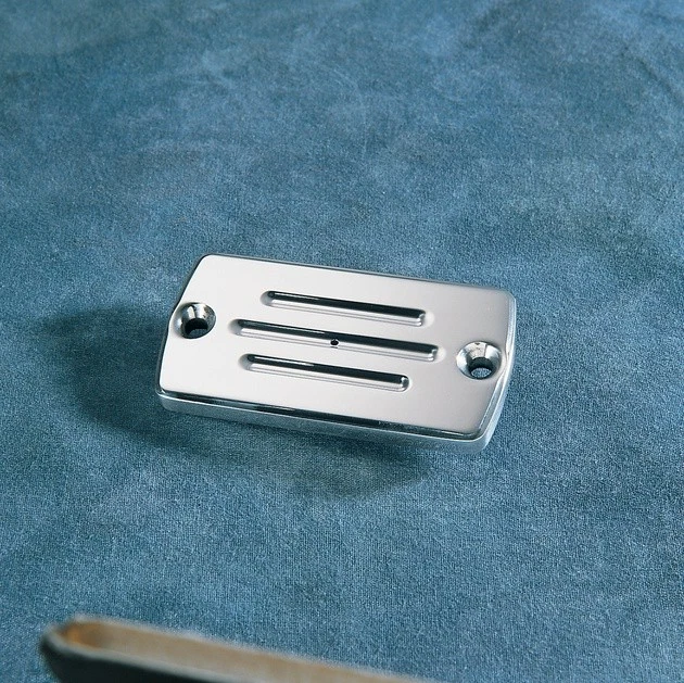 Cubierta de cilindro maestro Accutronix con líneas fresadas cromada C199MC Harley Davidson Foto 1 de 1