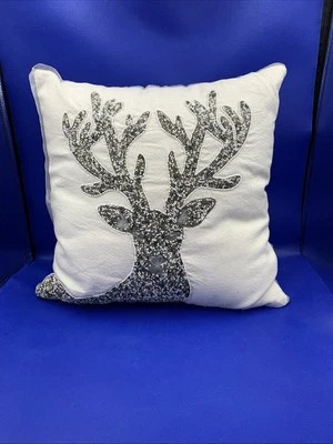 Pier 1 travesseiro de Natal renas com miçangas branco prata glitter 18x18” - Imagem 1 de 4