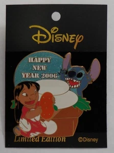 Prendedor Disney M&P Feliz Año Nuevo 2006 Lilo & Stitch Kagami Mochi Prendedor LE500 - Imagen 1 de 4