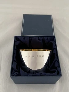 Bicchiere tazza WHISKY argento sterling 2002 Londra STIRRUP CUP argento massiccio - Foto 1 di 11