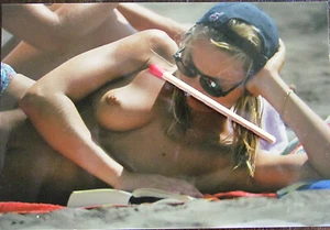 Nudismus Frau Busen Badespass am Strand orig. Farbfotografie - Bild 1 von 3