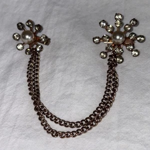 Vintage goldfarbene Pullover Pin Guard Brosche mit Strass, Perle und Gliederkette - Bild 1 von 8