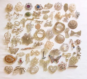 Tolles Restposten 50+ silberfarbene Modern & Vintage Modeschmuck Broschen  - Bild 1 von 10