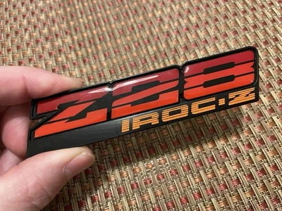 Chevrolet Camaro Z28 Iroc Z 1982-1992 emblema del panel de instrumentos interior (ON-25-481) Foto 1 de 4