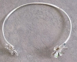 Brazalete con puño de flores Lauren Conrad bien usado - Imagen 1 de 2
