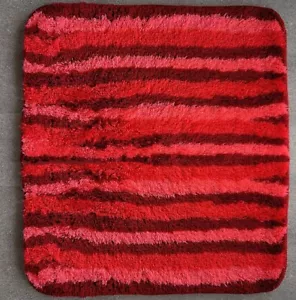 Twist Red / Rot-Dunkelrot-Beerenrosa/ Badteppich 55x65cm mit bunten Streifen. - Bild 1 von 4