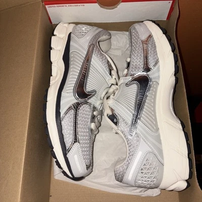 Nike Zoom Vomero 5 FD0884 025 Photon Dust Chrome Gridiron Size 10W/8.5M Worn 1x - Image 1 of 4