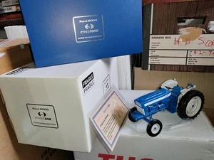 Modellino in scatola 1/16 Universal Hobbies Ernest Doe Ford 5000 2008 edizione spettacolo - Foto 1 di 5