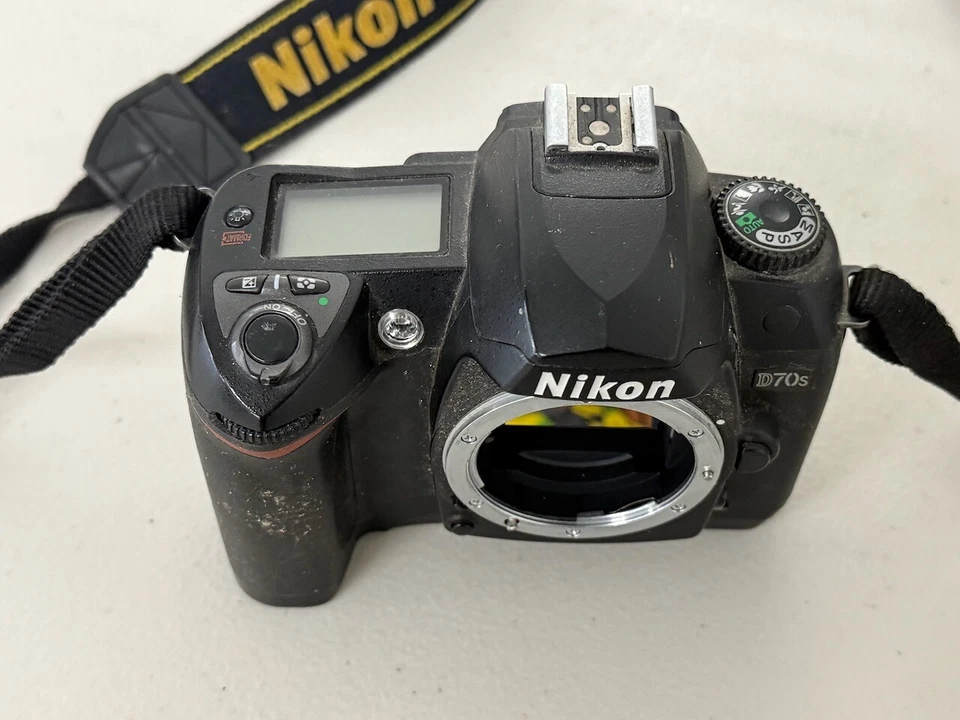 Nikon D70s Digital SLR Camera 6.1MP Body Only Photography DSLR - Image 1 of 4