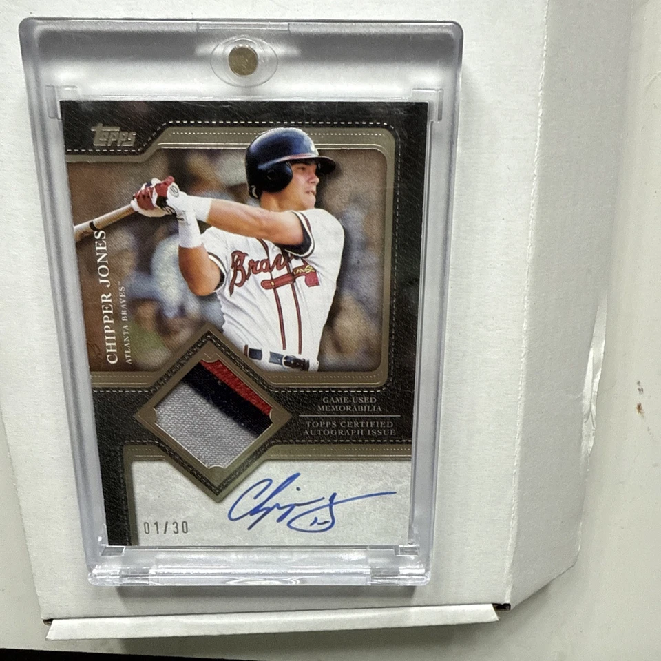 Parche triple color automático Topps Chipper Jones 2025 18/25 Foto 1 de 4