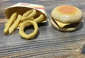 Anillos de hamburguesa, papas fritas y cebolla Burger King Whopper Cheese de colección MTC 1987 - Imagen 1 de 18