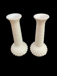"Juego de 2 jarrones blancos vintage de vidrio con leche EO Brody Hobnail, hechos en EE. UU. 8""" - Imagen 1 de 5
