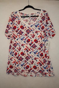 T-shirt LuLaRoe taglia 2XL top Christy scollo a V rossa bianca blu manica corta fuochi d'artificio nuova con etichette - Foto 1 di 4