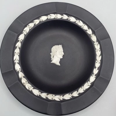 Wedgwood Black Basalt Jasperware Ashtray with Cameo Laurel Wreath 1971 England - image 1 of 4