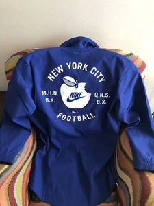 Nike New York City Big Apple Blau Fußballjacke AT6643-495 Neu mit Etikett Größe L Herren  - Bild 1 von 12