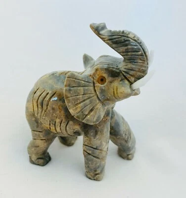 Elefante, hermoso mamífero, tallado a mano por artistas peruanos Foto 1 de 4