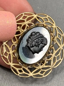 Vintage Nachlass viktorianische Gold Anstecknadel Brosche Markasiten Glas Kamee 1 Zoll - Bild 1 von 6