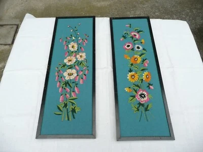 paire de broderies en couleur faite main sur feutrine bleu - Photo 1/4