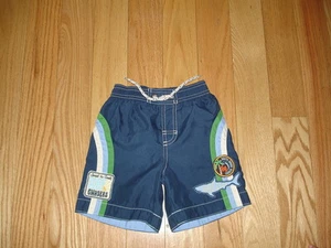 Jungen BABY GAP Badehose Shorts Größe 18-24 Monate ~ SHARK CLUB ~ Sommer - Bild 1 von 1