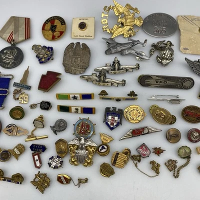 Lote de 60 PINES SOLAPA ANTIGUOS Y VINTAGE aerolínea hermandad militar y más Foto 1 de 4