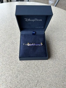 Brazalete carpa entrada Crislu Walt Disney World Parks 2025 platino de ley - Imagen 1 de 1