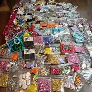 Massive Lot Of Jewelry Making Beads Findings Vintage Strands Glass Acrylic 05 - Picture 1 of 24
