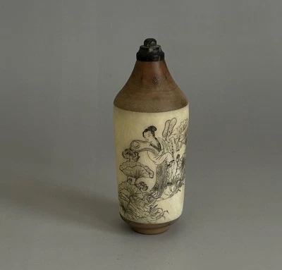 Antigua botella de tabaco china tallada en hueso y madera carácter chino caligrafía de loto  Foto 1 de 4