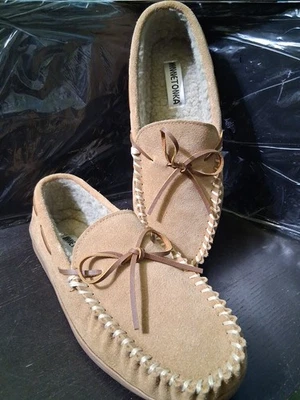 Zapatillas mocasín de gamuza tostada Minnetonka para hombre 10 MEDIANAS forradas de piel con suela de goma Foto 1 de 4