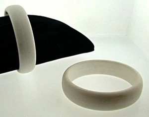 1 VINTAGE WHITE MATTE 3/4" BEVELED ACRYLIC BANGLE BRACELET A361 - Picture 1 of 1
