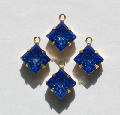 Piedras de vidrio cuadradas azules zafiro grabadas sangradas en 1 lazo ajuste de latón 8 mm Foto 1 de 2