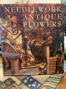 Needlework Antique Flowers: With Over 25 Charted Designs by Elizabeth Bradley - Foto 1 di 17