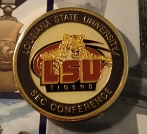 LSU Louisiana State University Tigers SEC Conferencia Desafío Moneda 1.5 pulgadas - Imagen 1 de 4