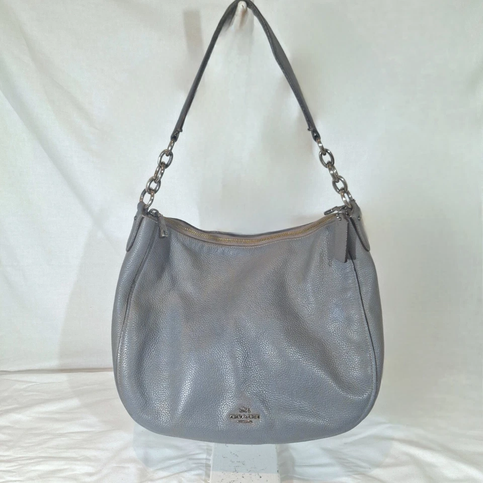 蔻驰卵石皮革切尔西流浪汉32钱包手提包斜挎包挎包白金  — 第 1/4 张图片