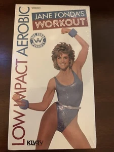 VHS Jane Fondas Low Impact Aerobic Workout 1986 NEW SEALED - Foto 1 di 6