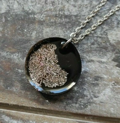 Collana in resina ecofriendly con glitter color argento, handmade, acciaio inox - Immagine 1 di 4