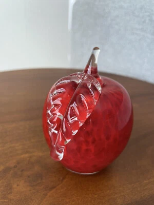Pisapapeles estilo estudio de arte de Murano firmado manzana roja moteada hoja de fruta Foto 1 de 4
