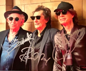 ROLLING STONES: Signierte x3 (Jagger, Richards, Wood) 8x10 inch Autogramme mit Echtheitszertifikat - Bild 1 von 14