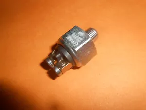 INTERRUPTOR DE LUZ DE FRENO JAGUAR MK1, MK2, DAIMLER 2.4, 3.4, 3.8 (1955-63) -51620 - Imagen 1 de 3