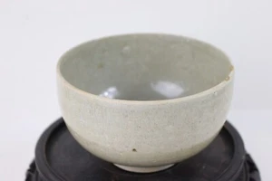 One 12-14 C. Song - Yuan dynasty gray celadon deep bowl 天青色墩式碗 4.5" diameter - Picture 1 of 4